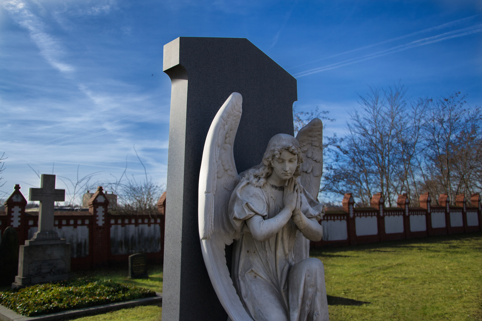 Rekonstruktion des Engelsflügels auf dem Invaldienfriedhof in Berlin-Mitte